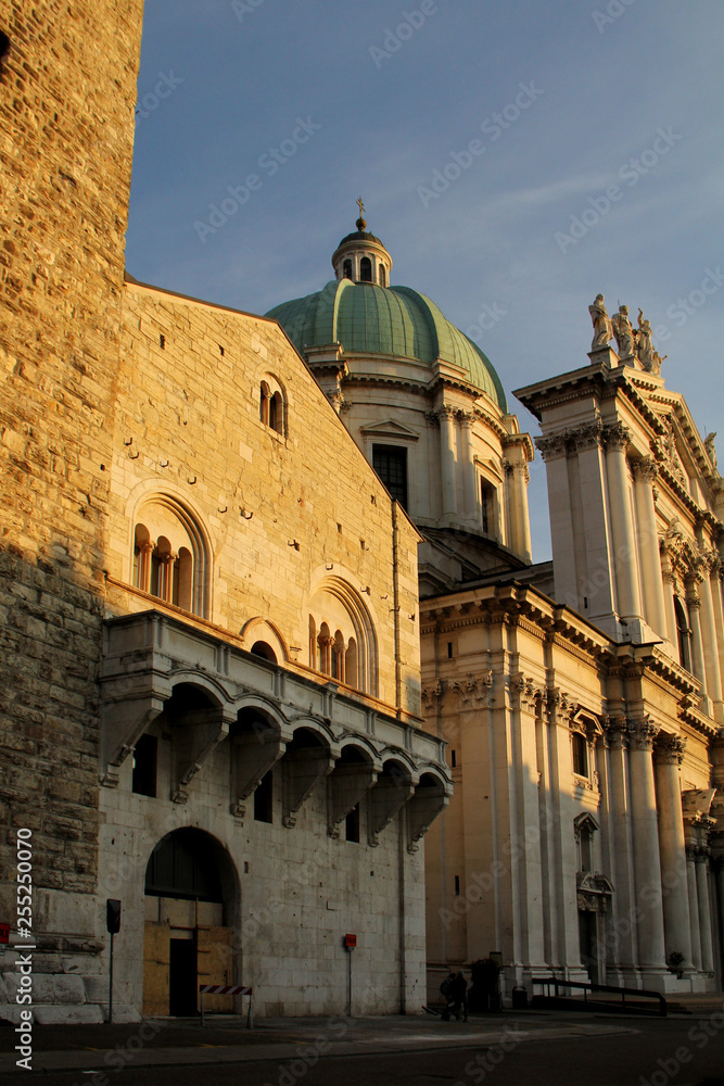 Brescia; il Broletto e il Duomo nuovo