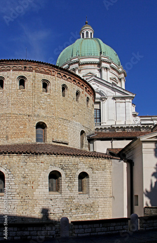 Brescia; il Duomo Vecchio, detto "la Rotonda" e il Duomo nuovo