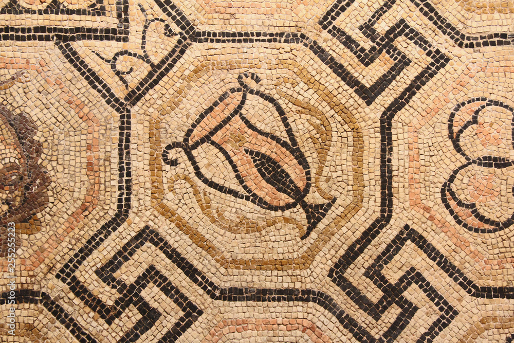 vaso e decori geometrici; mosaico pavimentale romano; area archeologica delle Domus dell'Ortaglia, Brescia