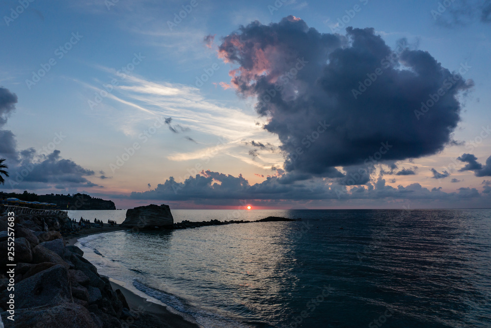 Stimmungsvolles Abendrot vor Tropea / Kalabrien