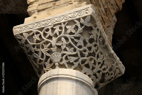 capitello a motivi vegetali; chiesa di San Salvatore nel complesso di Santa Giulia a Brescia photo