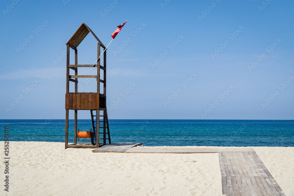 Rettungsturm auf Sandstrand