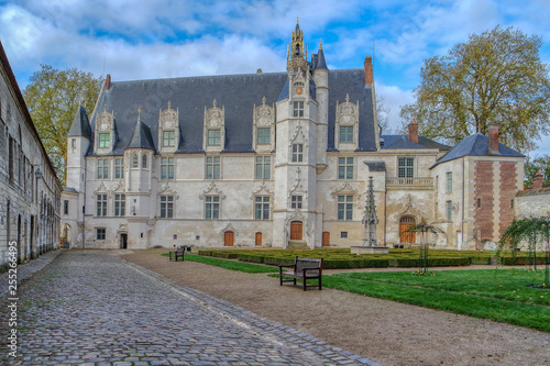 Obraz na płótnie The Bishop's Palace and the Oise Department Museum in Beauvais w salonie