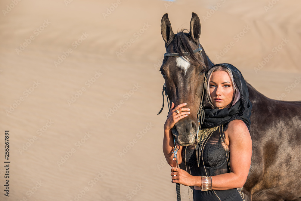 Obraz premium Desert Model and Her Horse