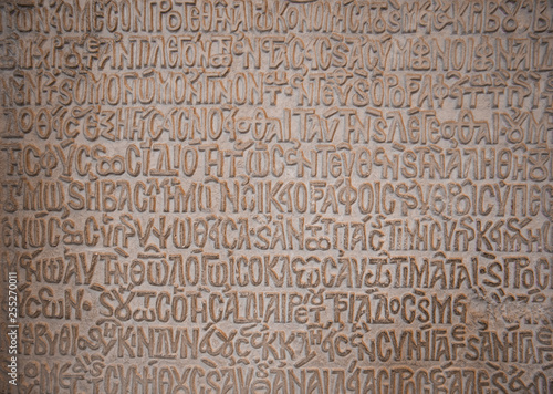 Antike Schriftzeichen geschrieben auf einen Stein