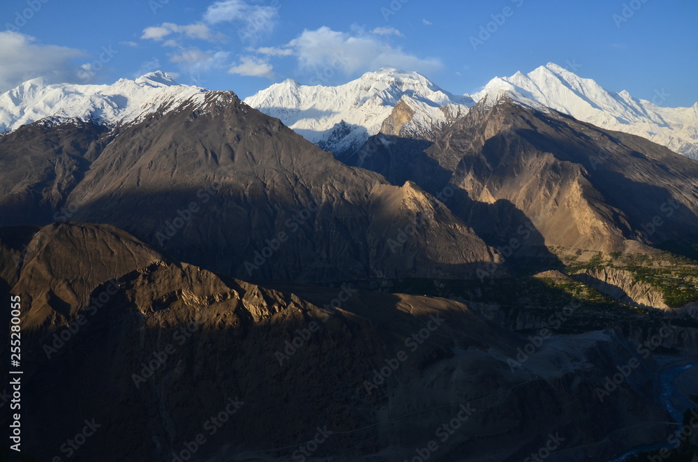 パキスタンのフンザの絶景　美しい山と村と森林と青空