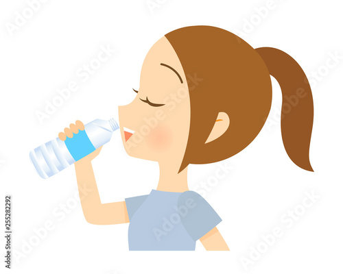 ペットボトルで水を飲む女性　02　上半身