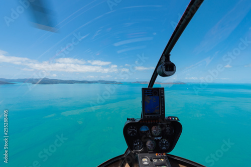 Cockpit eines Helikopters über dem Ozean im Landeanflug photo