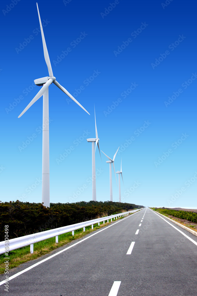 風力発電所とまっすぐな道路