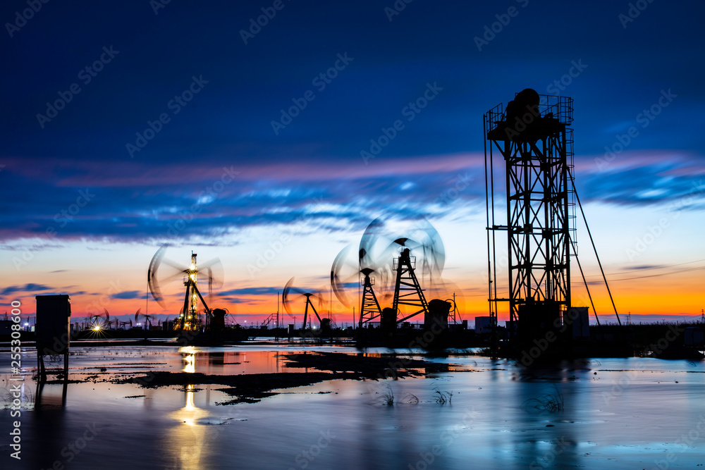 Obraz premium in the evening, oil pumps are running