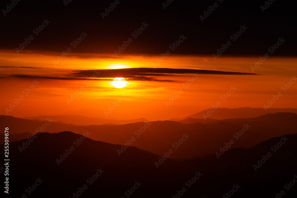 Obraz premium Beautiful sunset over mountains layers in Umbria (Italy)