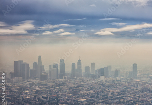 Fototapeta Oszałamiająco panoramiczny widok z lotu ptaka rozwijającego się centrum Los Angeles, Kalifornia