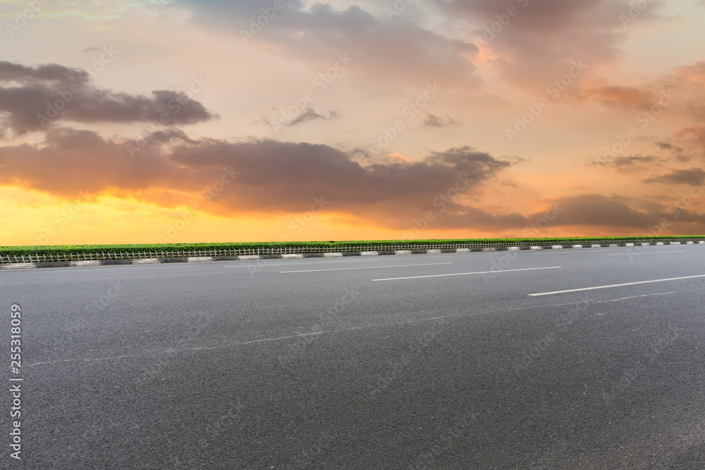 Naklejka premium Nawierzchnia drogi i krajobraz chmur nieba.