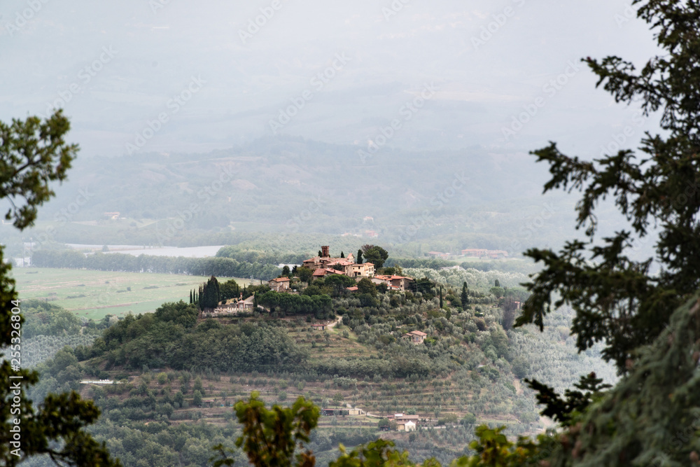 Fototapeta premium Ein kleines verschlafenes Dorf auf einem Hügel im Chiantigebiet