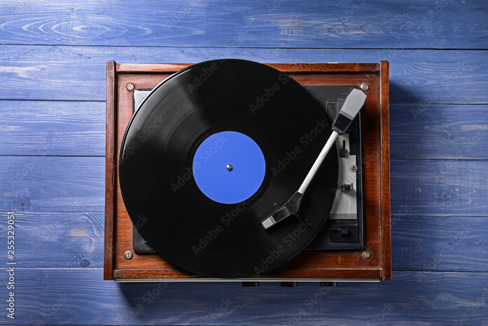 Obraz premium Record player with vinyl disc on wooden table