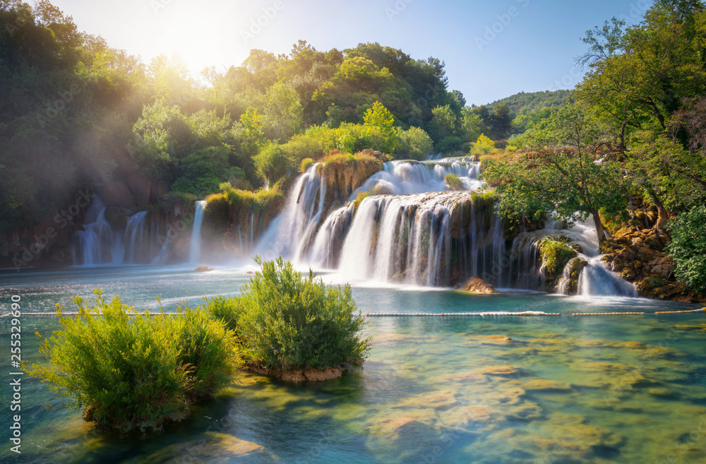 Fototapeta Panoramiczny krajobraz wodospadów Krka na rzece Krka w parku narodowym Krka w Chorwacji.