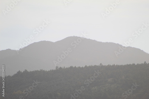 silueta en la montaña