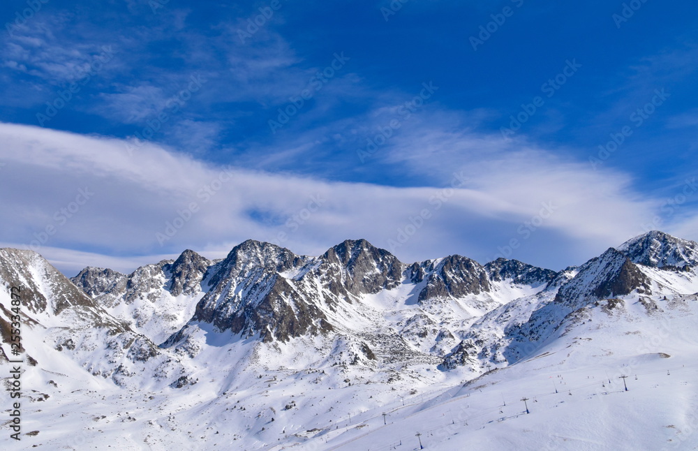 Neige et  ciel bleu en Andorre