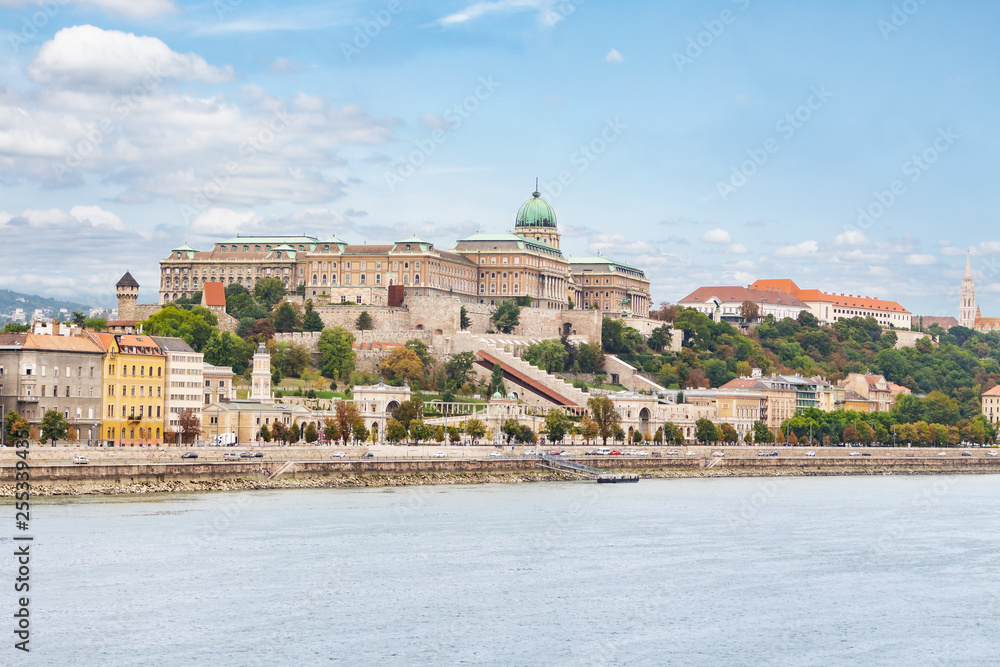Budapeszt - panorama miasta z widocznym zamkiem i nabrzeżem rzeki Dunaj.