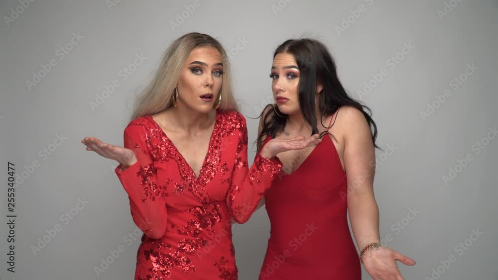 Zwei junge Frauen im roten Kleid Reaktion gleichgültig Version 2 Zwei junge Frauen im roten Kleid Reaktion gleichgültig Version 2