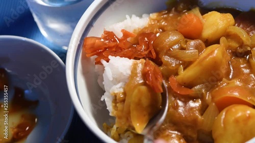 カレーを食べる