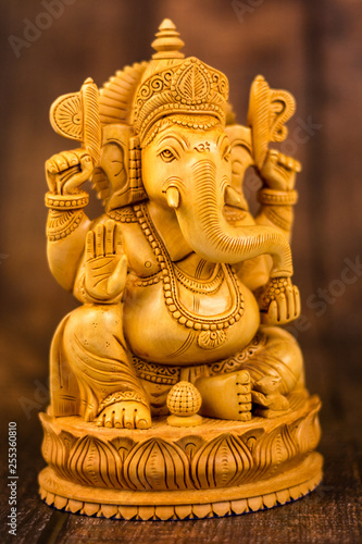 Ganesha statue on a wooden background © Francesc
