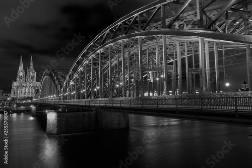 Hohenzollernbrücke und Kölner Dom am Rhein bei Nacht , Sonnenuntergang in Schwarz Weiß