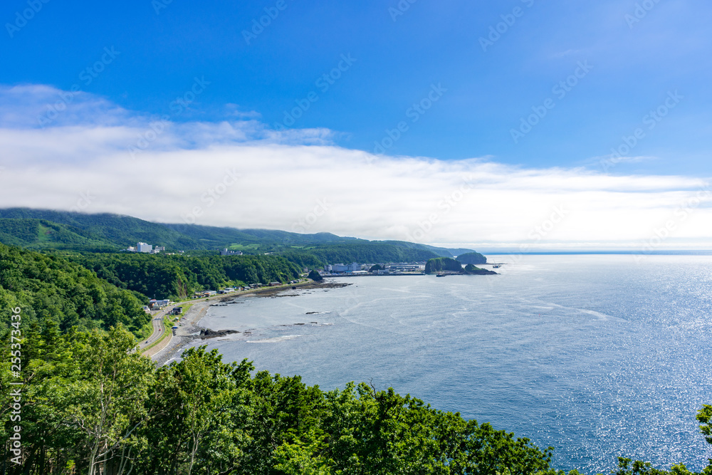 北海道　知床　プユニ岬付近よりウトロの海を望む