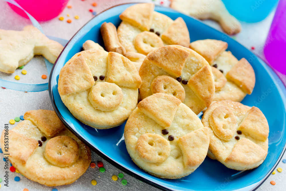 Cute pig cookies for kids party, funny animal shaped sugar cookies idea Cute pig cookies for kids party, funny animal shaped sugar cookies idea