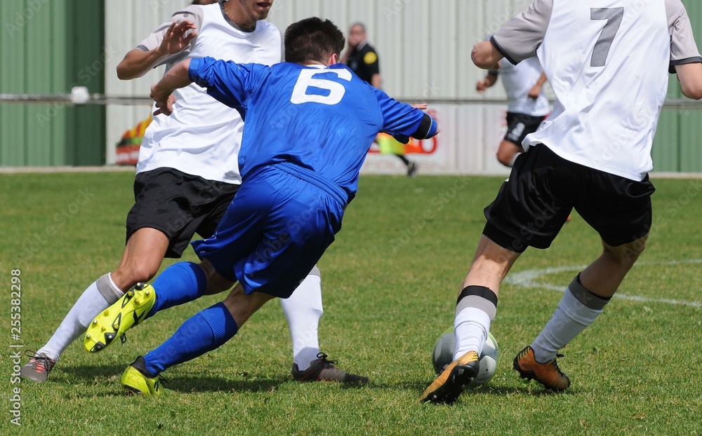 Naklejka premium duel de footballeurs sur le terrain
