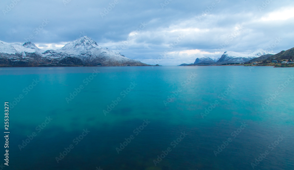 Fjord aux îles Lofoten en Norvège