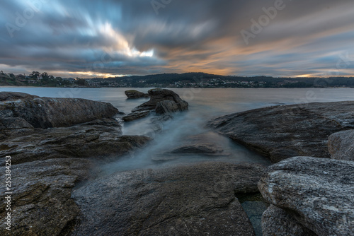 Paisaje de una playa rocosa con el cielo nublado en Cangas, Vigo, Pontevedra, Galicia, España. 