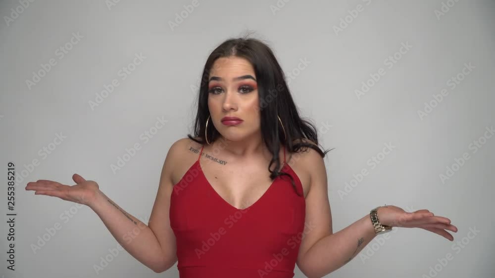 Junge Frau im roten Kleid Reaktion so what Junge Frau im roten Kleid Reaktion so what