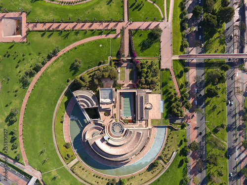 Vista aérea de la biblioteca Virgilio Barco en Bogotá