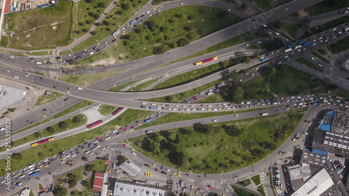 Vista aérea de autopista en Bogotá