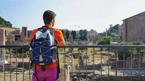Turista observando en Roma