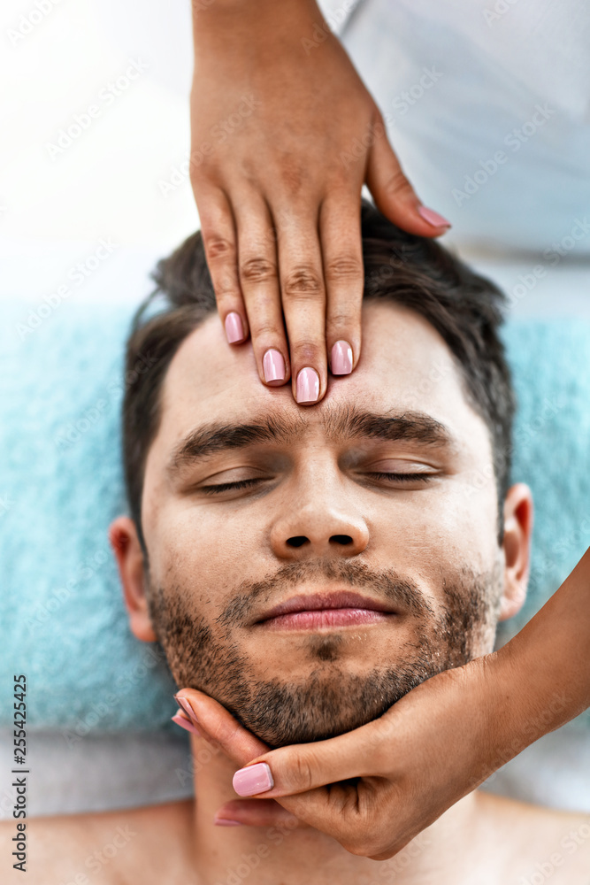 Obraz premium Handsome man having massage in spa salon