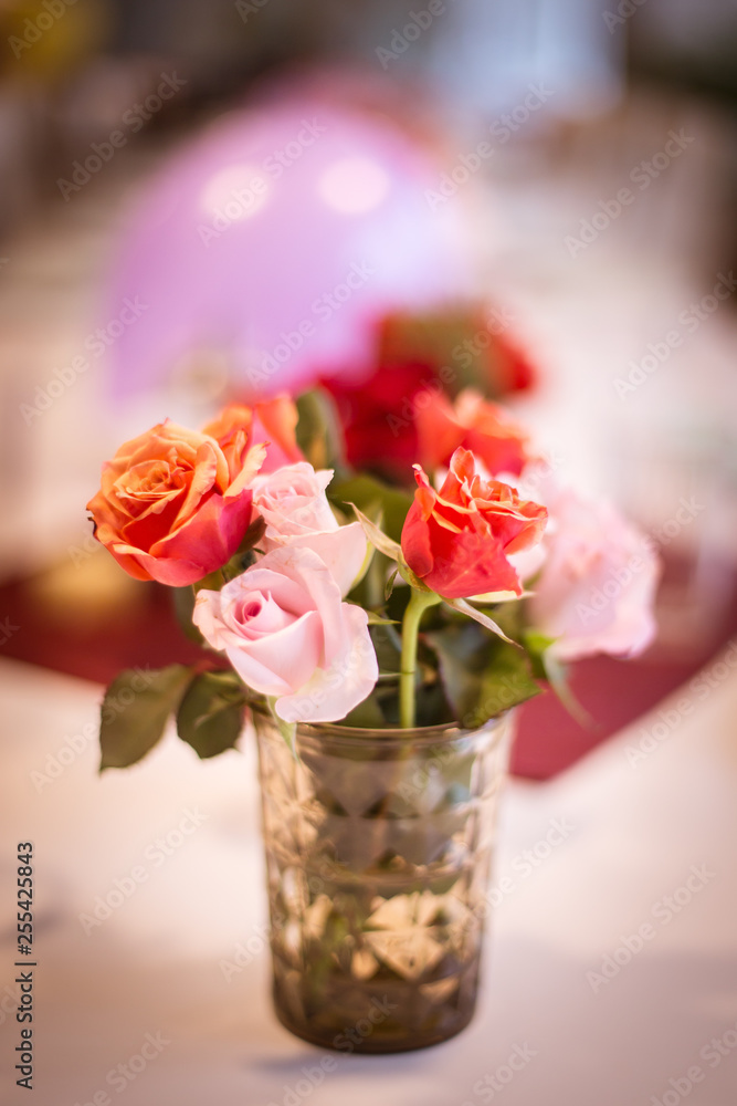 Ein Strauß Rosen auf einem Gedeckten Tisch für eine Feier wie Geburtstag oder Hochzeit Ein Strauß Rosen auf einem Gedeckten Tisch für eine Feier wie Geburtstag oder Hochzeit