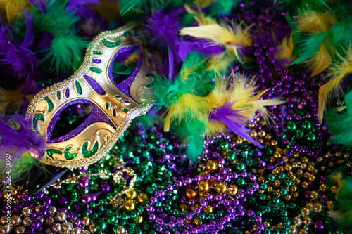 Photographie mardi gras mask, beads and feathers decor background