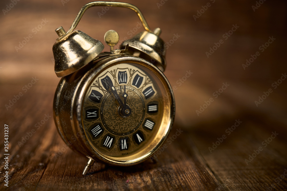 Obraz na płótnie Stary zegar odmierzający czas w salonie