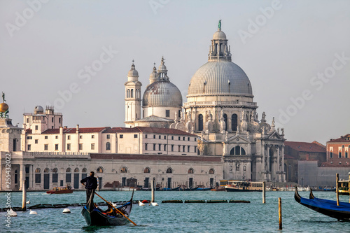 Gondeln in Venedig vor Kirche Salute