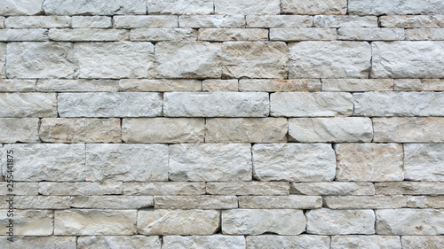 Graue Trockenmauer aus groben  rechteckig gehauenen Natursteinen in Nahaufnahme