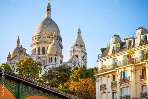 Fototapeta Sacre Coeur cathedral over classical Paris house