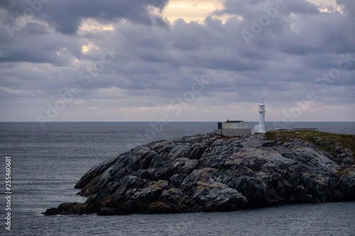 Bilde på lerret Lighthouse on the rocky Atlantic Ocean Coast during a cloudy sunset