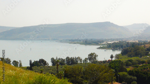 Foto Mount of Beatitudes Church Of The Beatitudes with view on Sea of Galilee, Israel