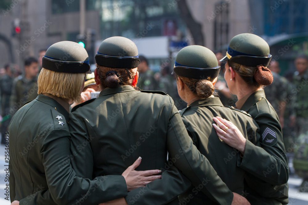 MULHERES MILITARES EM DESFILE MULHERES MILITARES EM DESFILE