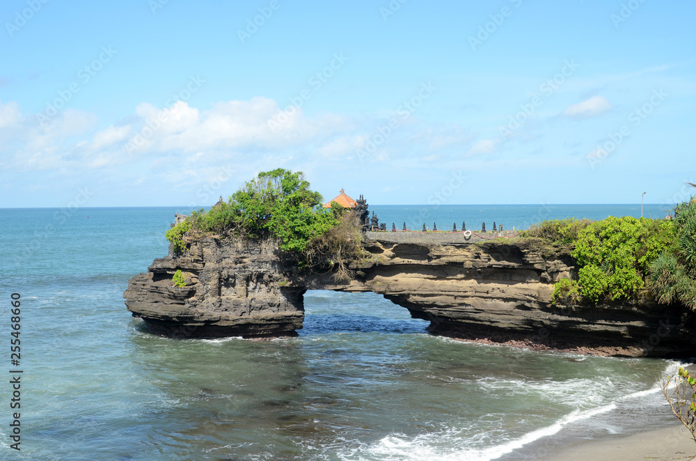 Obraz premium Pura Batu Bolong in the rock in Bali, Indonesia
