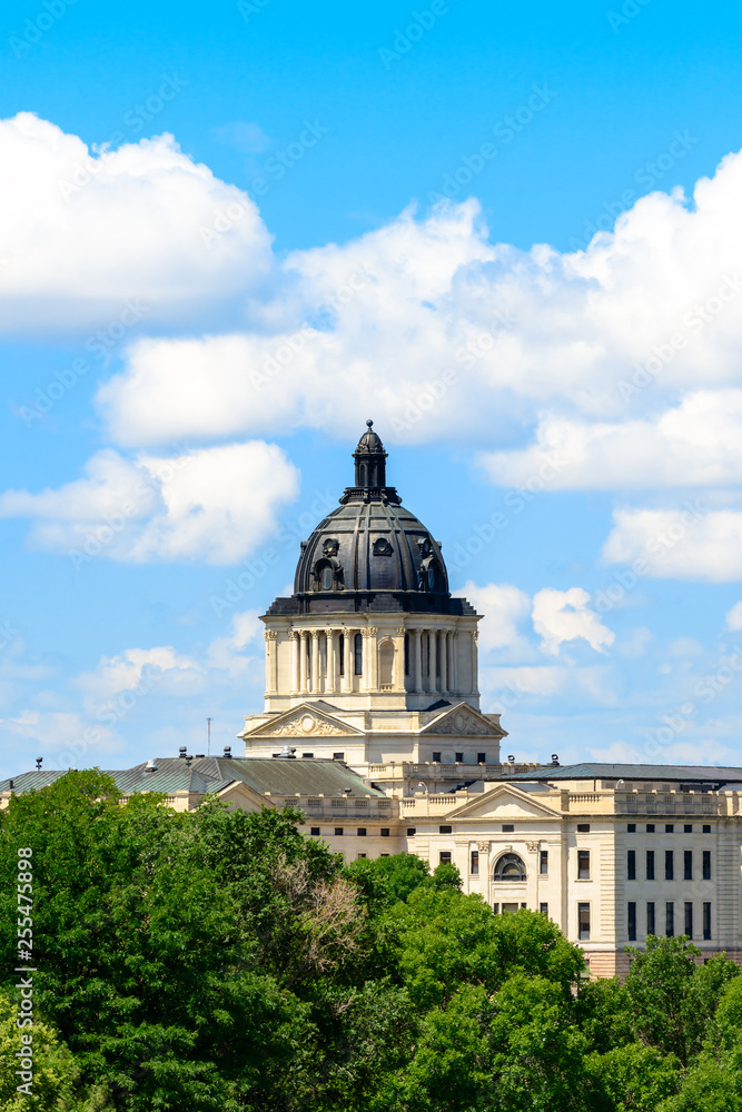 Obraz premium South Dakota Capitol Building under blue sky with clouds