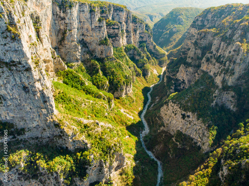 Photo Vikos Gorge, a gorge in the Pindus Mountains of northern Greece, lying on the southern slopes of Mount Tymfi, one of the deepest gorges in the world