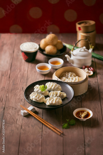 Φωτογραφία Chinese food dumpling on rustic kitchen counter top.